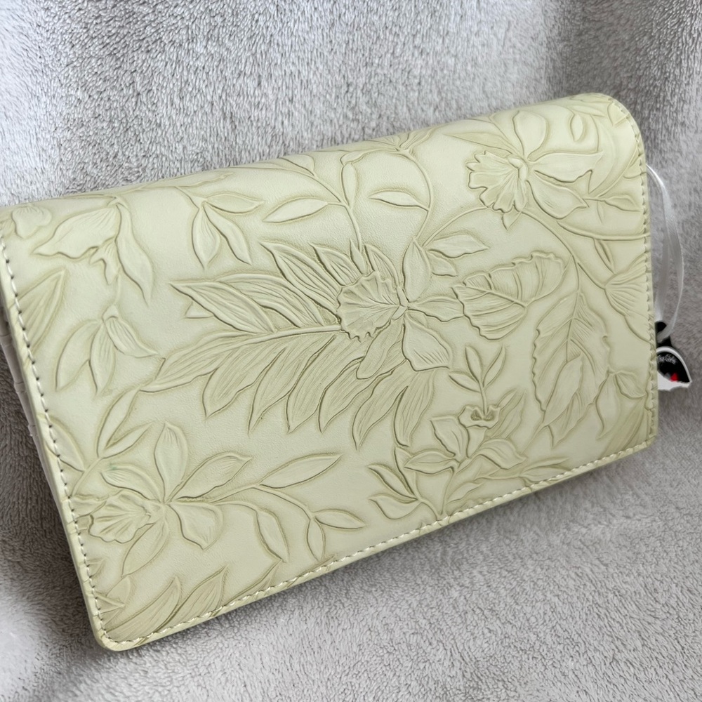 NWOT Save the Girls Touchscreen Crossbody Wallet Vista Vail